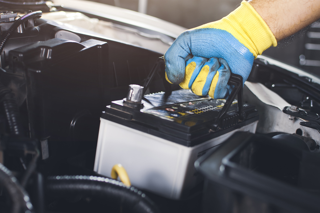 Alternateur ou batterie : comment reconnaître la cause d’une panne de démarrage ?